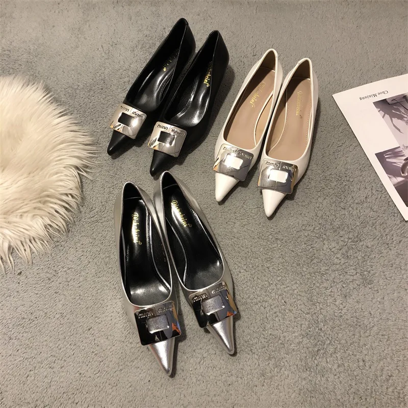 

Женские туфли с закрытым носком, универсальные кроссовки на низком каблуке, с металлической цепочкой, заостренный носок, повседневная обувь на осень