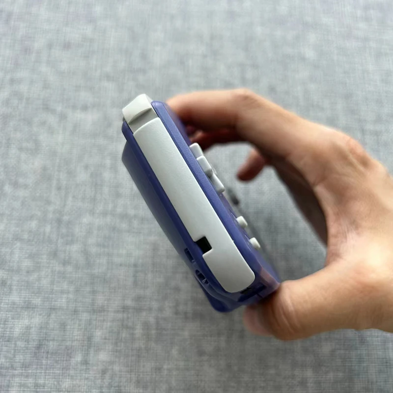Novo console de jogos GBA Palm sem traseira, colorido, destacando a nostalgia retrô. Pequeno presente._voghion.com