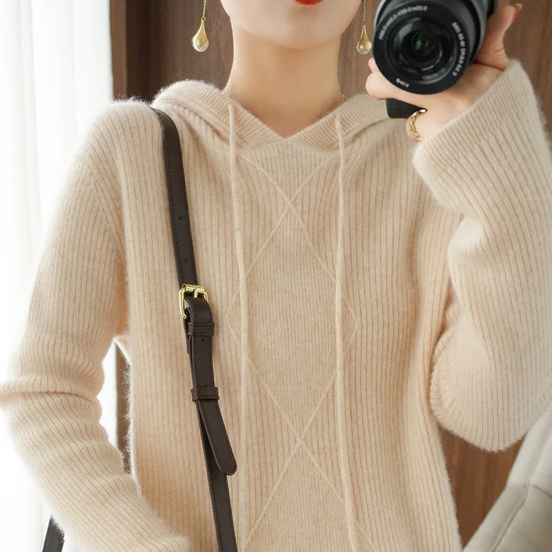

Sweater pullover hooded long-sleeved jacket with rope is designed with a solid color hook sweater as the base.