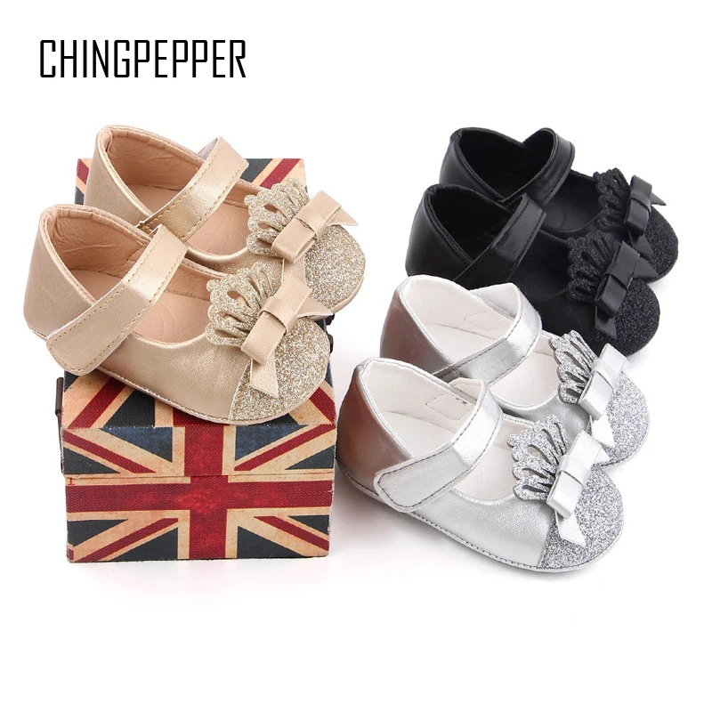 

Brand Infant Girls Crib Shoes Trainers Baby Item Newborn Soft Rubber Sole Fashion Princess Crown Footwear Doll Shoe Shower Gifts