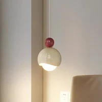 Chambre à coucher moderne de style crème avec éclairage d'ambiance longue portée dans la salle à manger. Petite lampe suspendue réglable en hauteur. 2