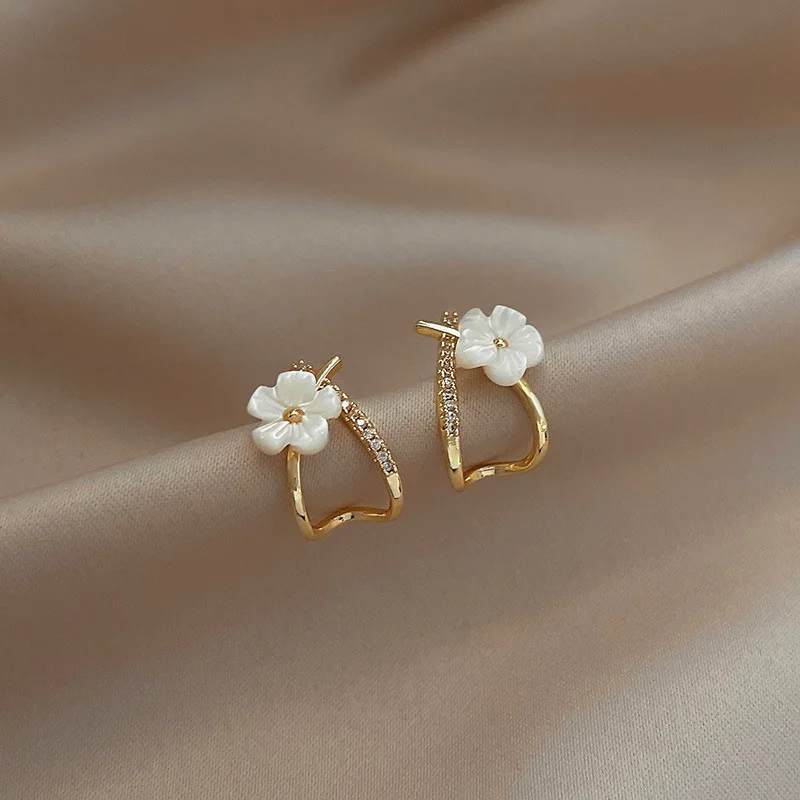 

S3465 Fashion Jewelry S925 Silver Needle Cute Flower Stud Earrings For Women Rhinestone Hollow Out Earrings