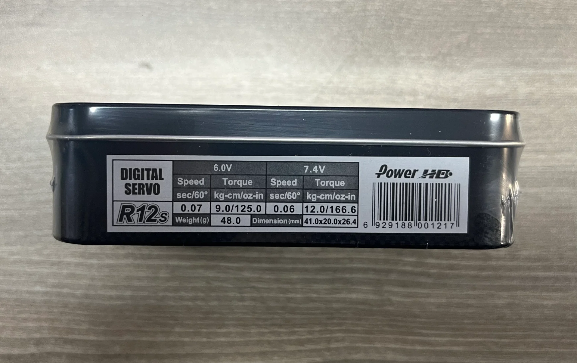 Vue détaillée du servo HV Power HD R12S 12kg 0.06s, montrant son boîtier métallique et ses engrenages.