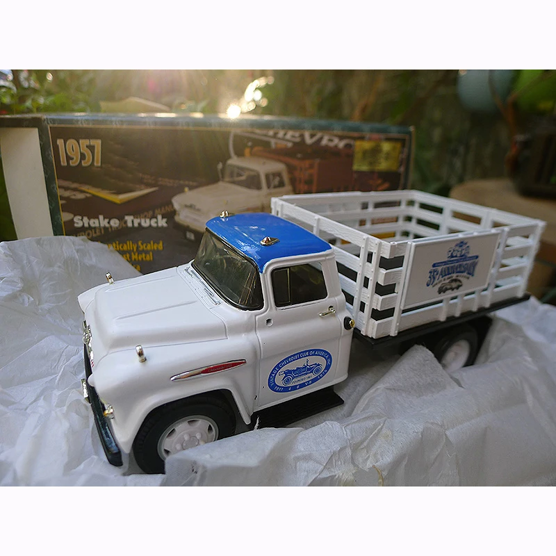 

ERTL Out Of Print 1:25 Classic Alloy Pickup Truck Model White Adult Collection Static Display Ornament Souvenir