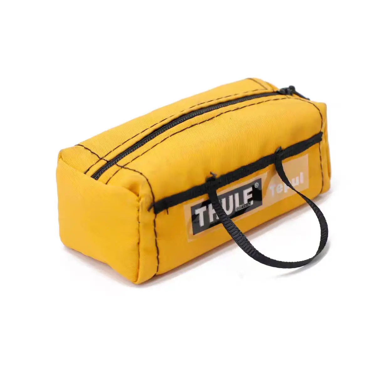 Sac de rangement réplique 1/10 pour RC Crawler placé à côté d'un TRX4 Defender, échelle 1/10.