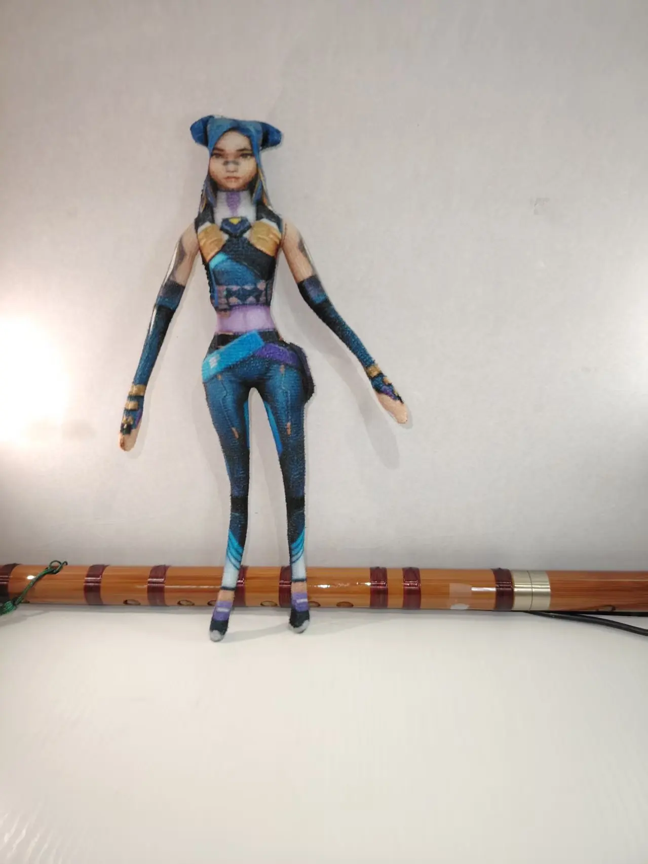 Auf Lager 28cm Valorant Jett Sage Baumwoll-Plüschpuppe Niedliches Geburtstagsgeschenk für Fans Anime-Zubehör Dekoratives Spielzeug Desktop-Auto-Ornament – Detail 7