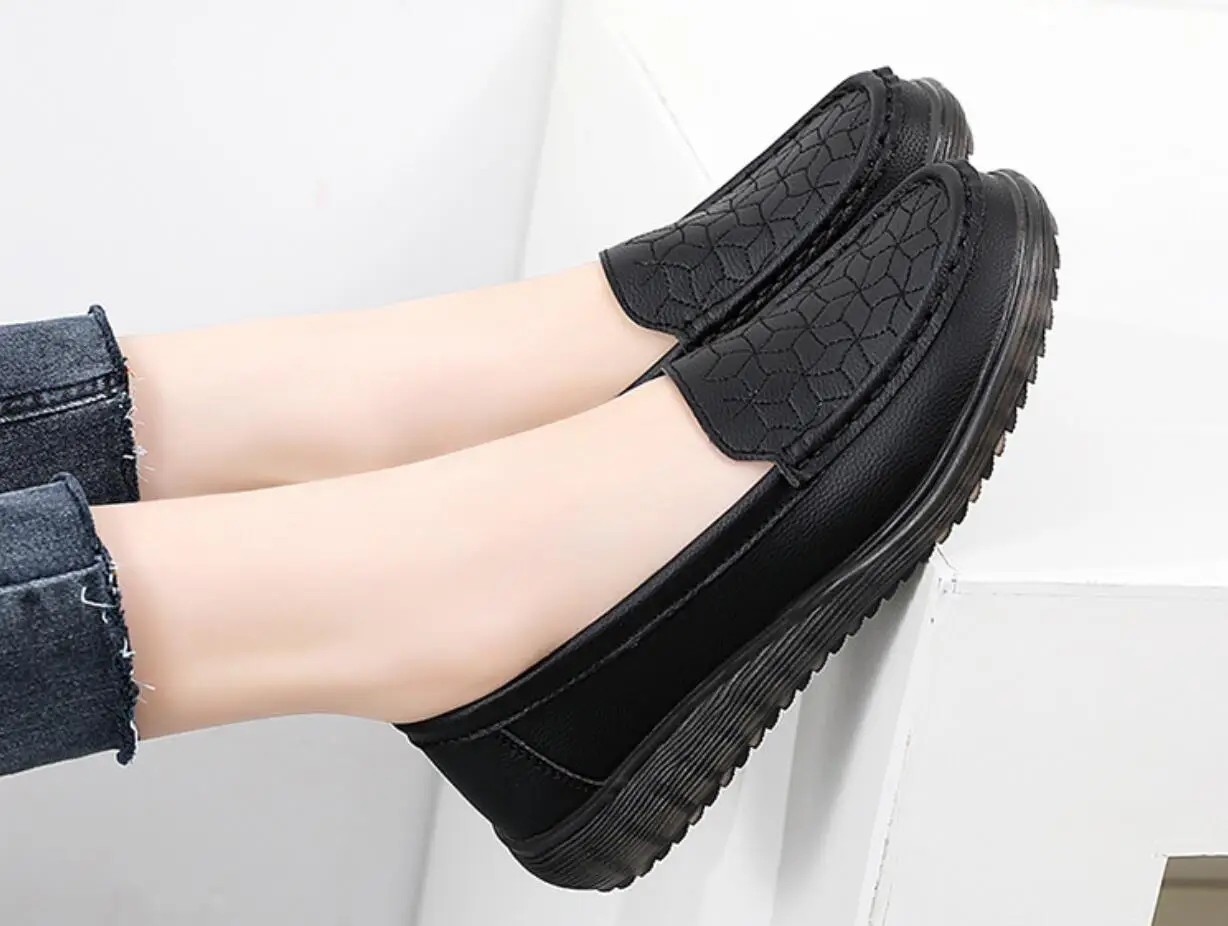 Fashion New PU Leather Sexy Shoes Woman Slip On Women Flats Soft soled single shoes Women's Loafers Spring Autumn Mother Shoes