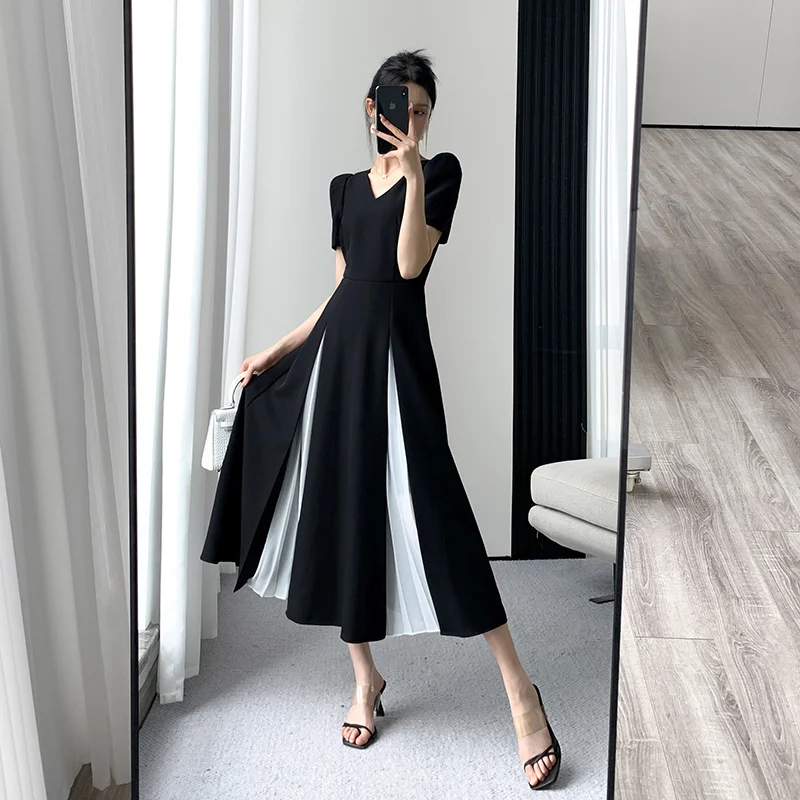 

Black Dress Women's 2023 Summer New French Slim Style Hepburn V-neck Small Black Dress
