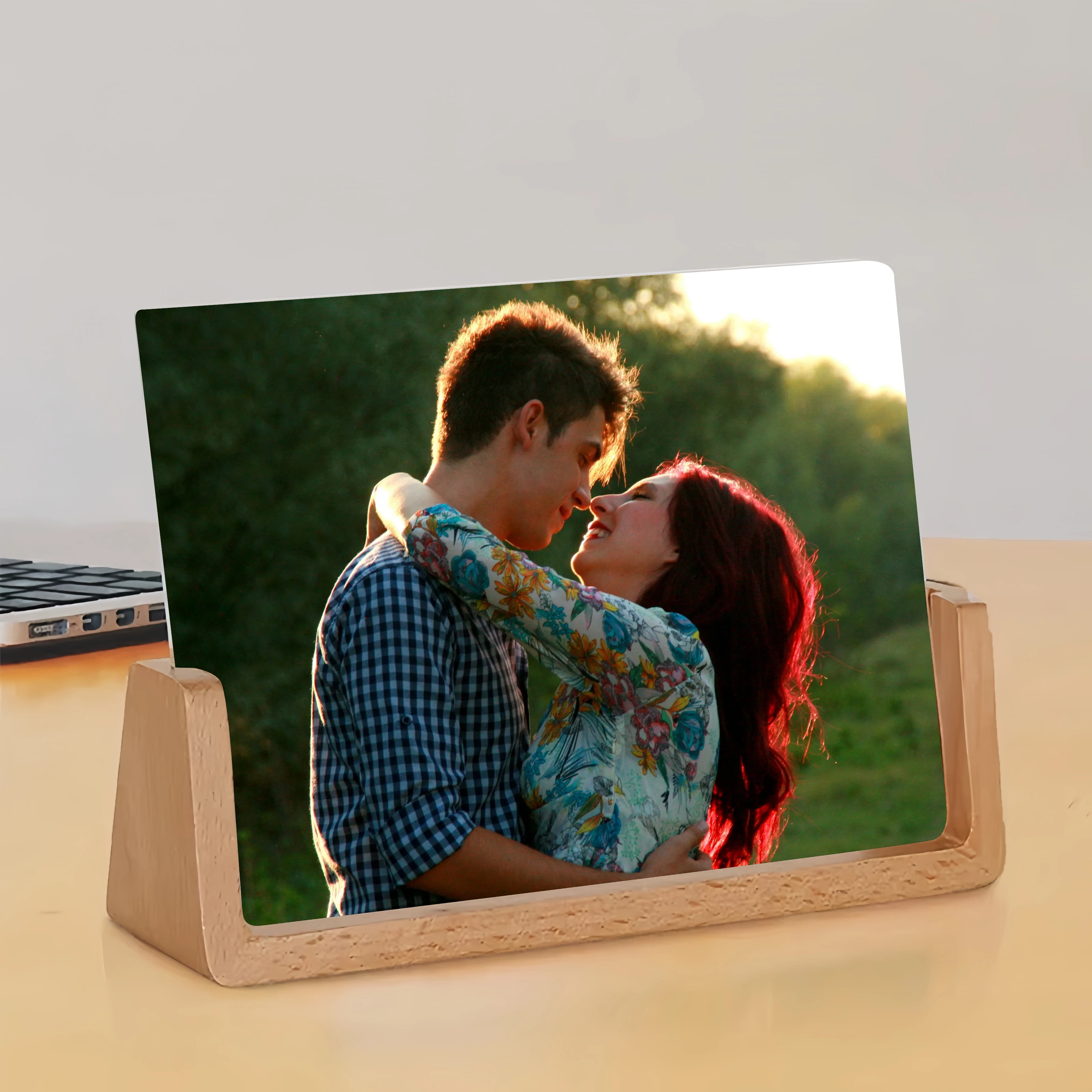 Personalized acrylic-wood photo frames, photo frame ornaments, and simple holiday gifts indoors commemorate precious memo