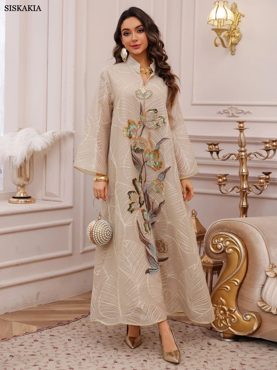 جلابية رمادية فاتحة بتطريز زهري