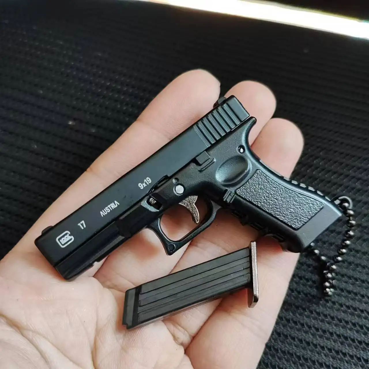 Mini Toy Gun 1:3 G17 Alloy Pistol Model Disassemble Mini Gun Toy Keychain Bag Pendant Craft for Chlidren Adults 2