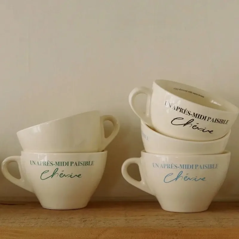 كوب قهوة وطبق ملون كريمي فرنسي