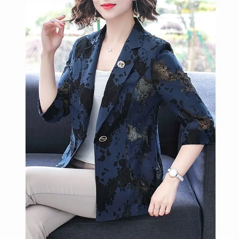 Mom's Spring Summer New Small Suit Coat Fashionable Upscale Lace Hollow Button Pocket Splicing Casual Versatile 3/4 Sleeve Coat