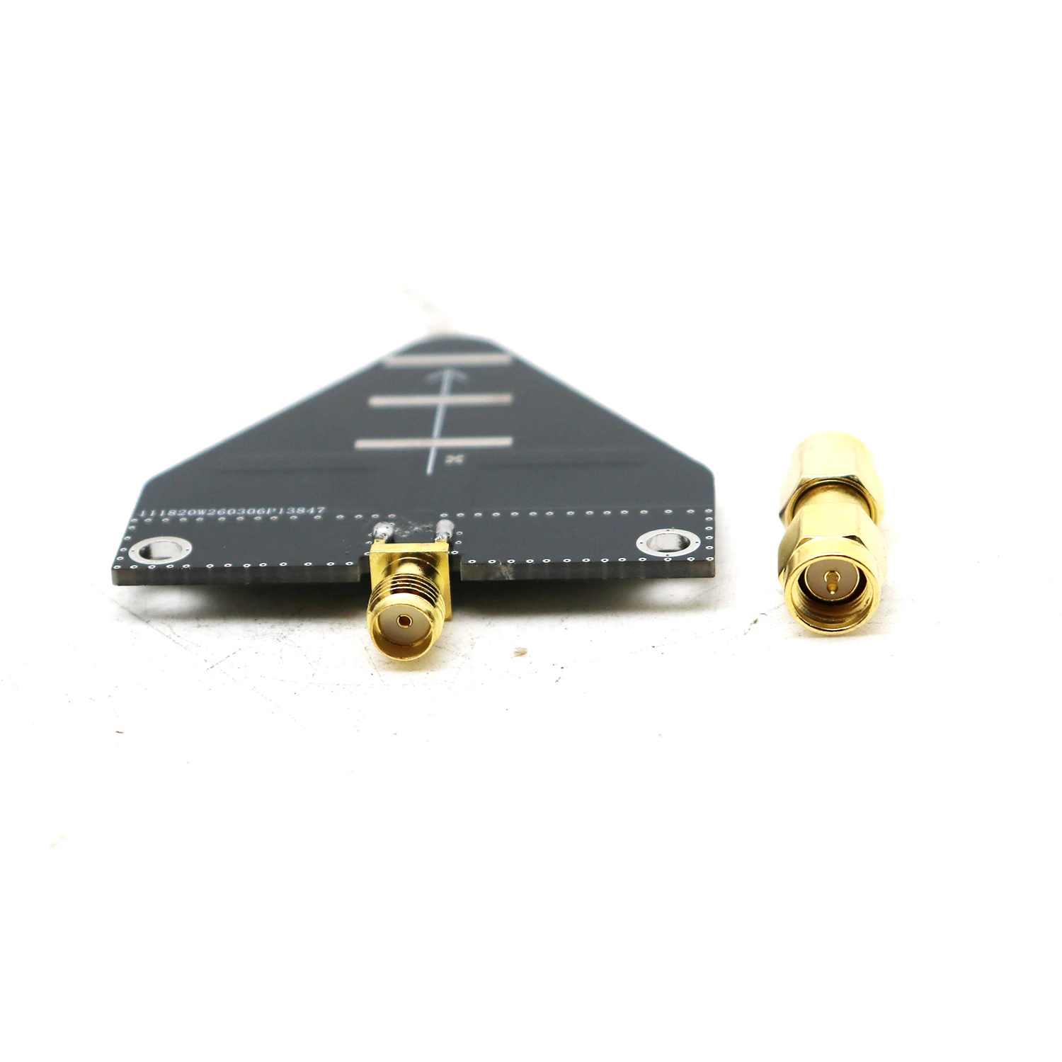 Gros plan sur le connecteur SMA femelle de l'antenne WiFi double bande 2,4/5,8 GHz