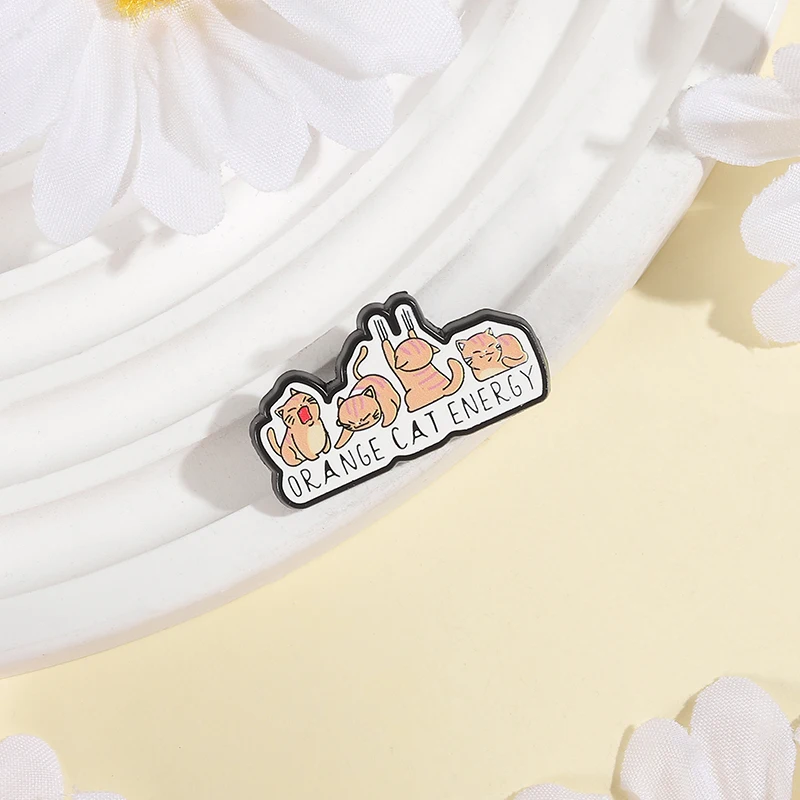 Charmante naive Katzen Emaille Pins Orange Katze Energie Brosche Rucksack Revers Metall Abzeichen Modeschmuck Accessoire Geschenk für Freund – Detail 5