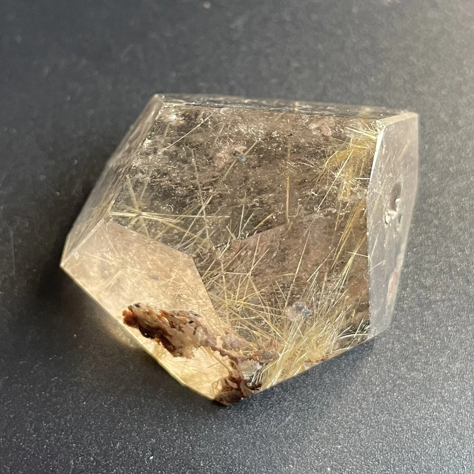 

50 г натуральный камень кварц рутилированная свободная форма хрустальный камень декор шероховатый полированный Исцеление D284