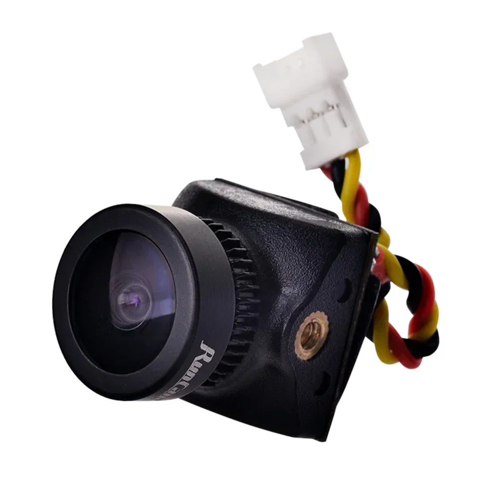 RunCam Nano 2 caméra FPV installée sur un mini drone, démonstration de sa légèreté 3.2g
