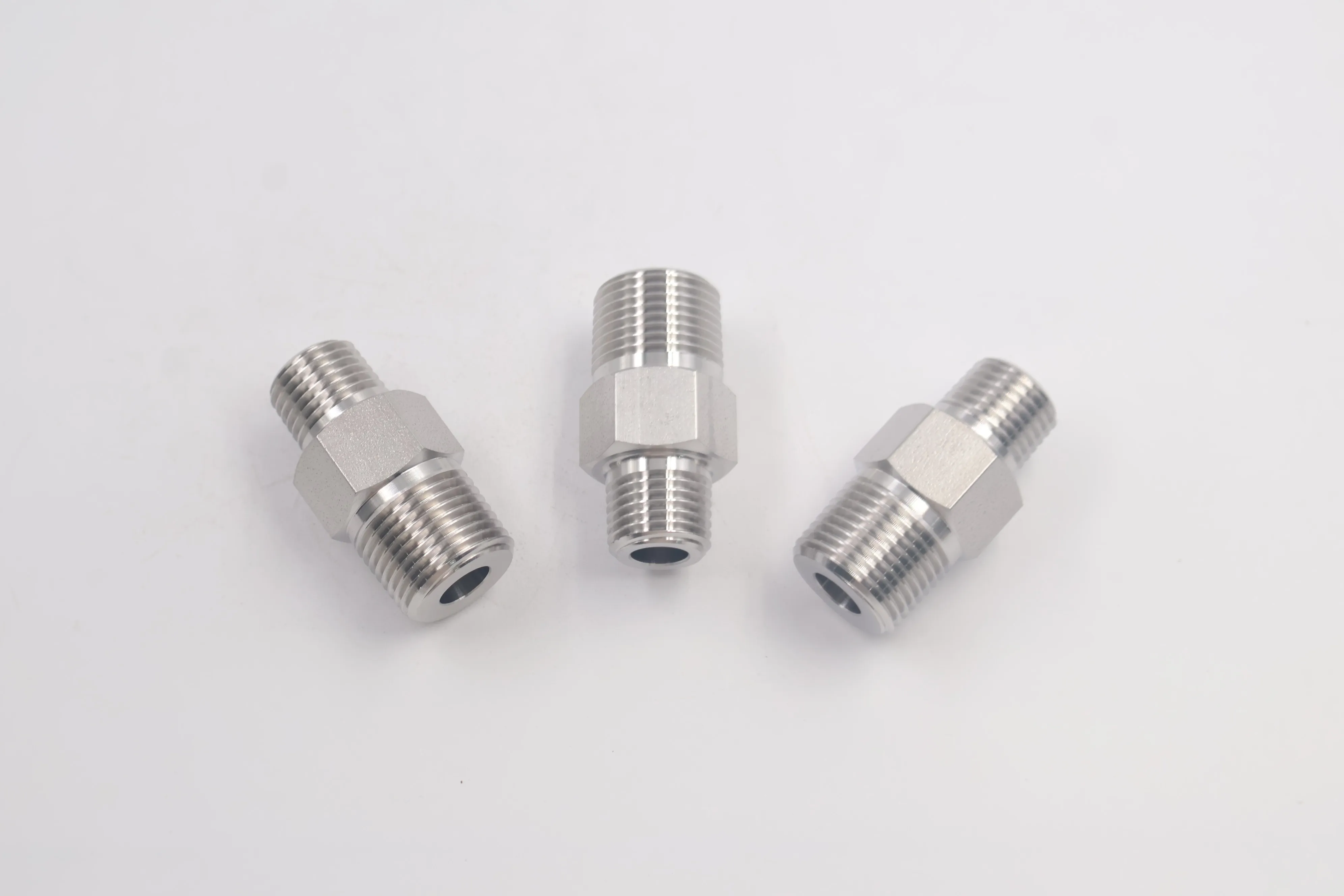 SS-8-HRNT-6RT, Stainless Steel Pipe Fitting, Hex Reducing Nipple, 1/2 in. Male ISO Tapered