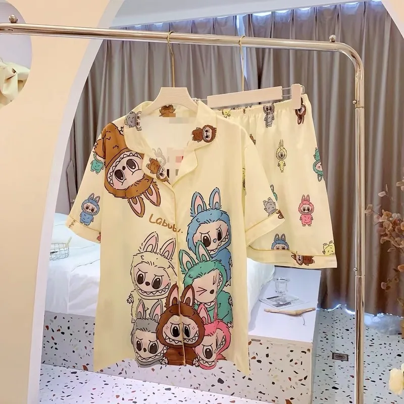 

Пижама с принтом Labubu для взрослых, комплект с коротким рукавом для лета, крутая Домашняя одежда, аниме и окружающая Пижама, все в одном размере