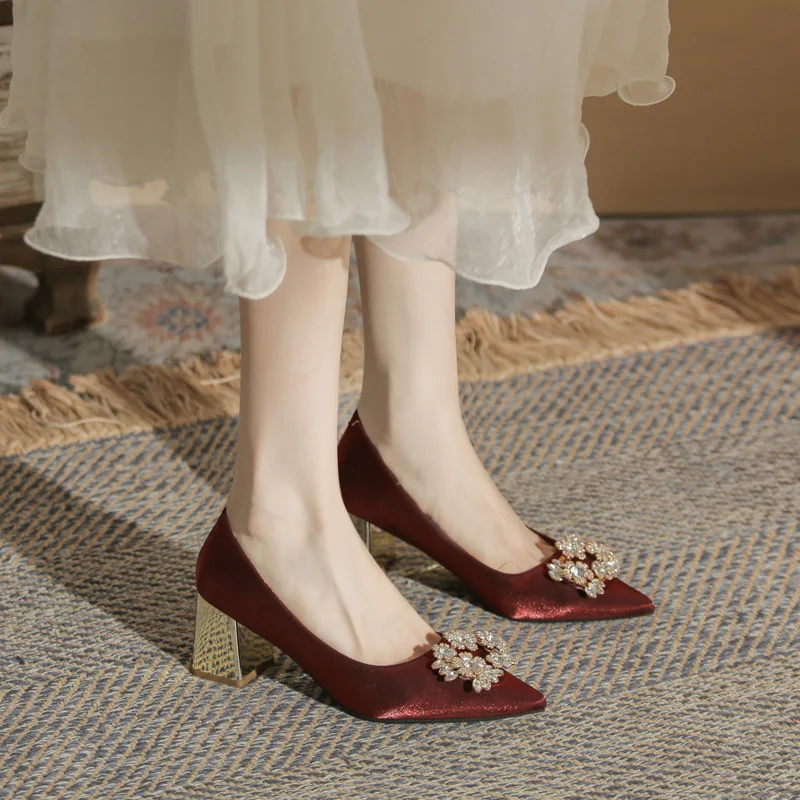 

Туфли женские на высоком каблуке, с острым носком, на шнуровке