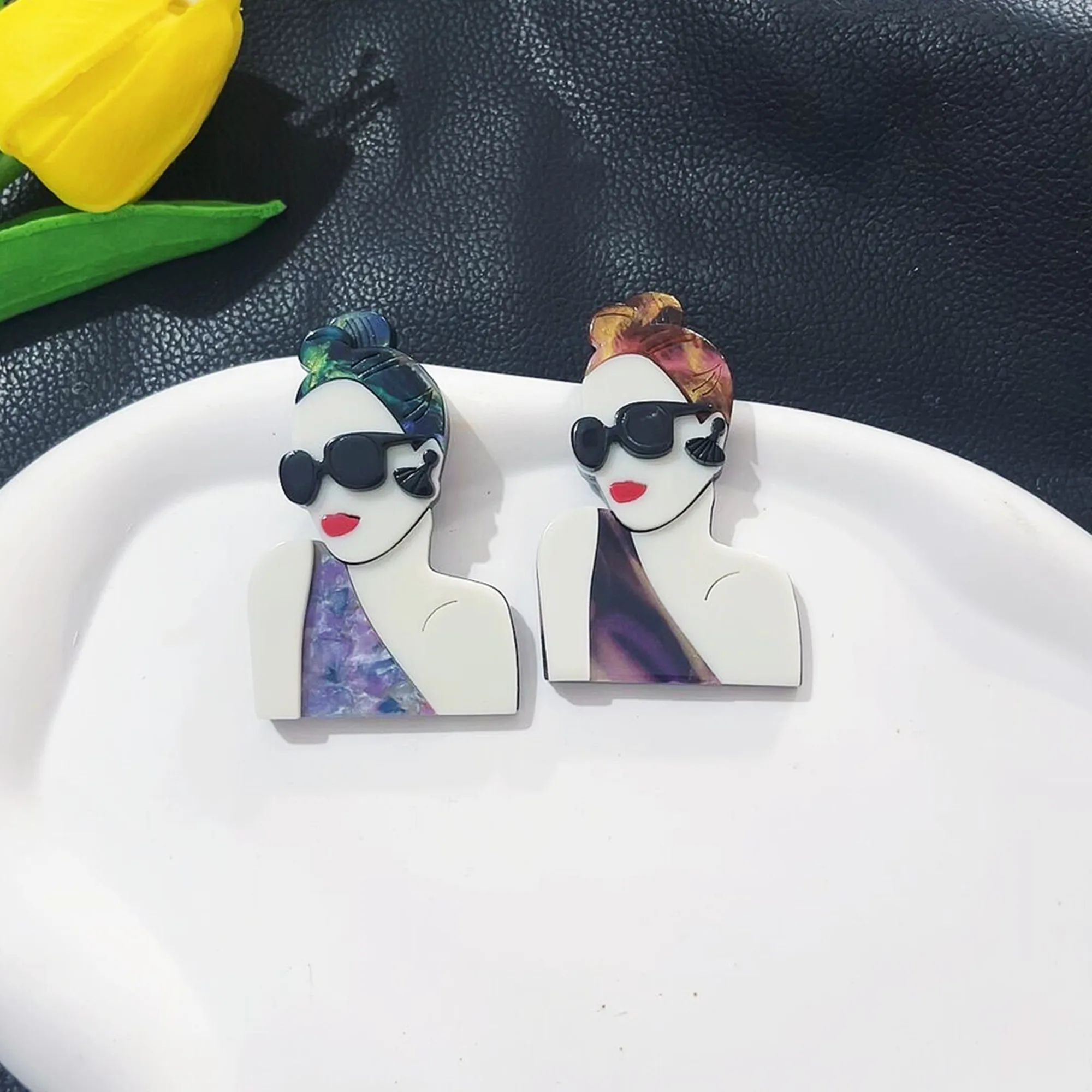 1Pcs Women's Acrylic Dress Girl Brooch Pin Fashion Creative