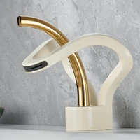 น้ําตกสร้างสรรค์ห้องน้ําอ่างล้างหน้าก๊อกน้ําก๊อกน้ําดาดฟ้าติดตั้งร้อนเย็นน้ําผสมเครนทองเหลืองเดี่ยวก๊อกผสม 6