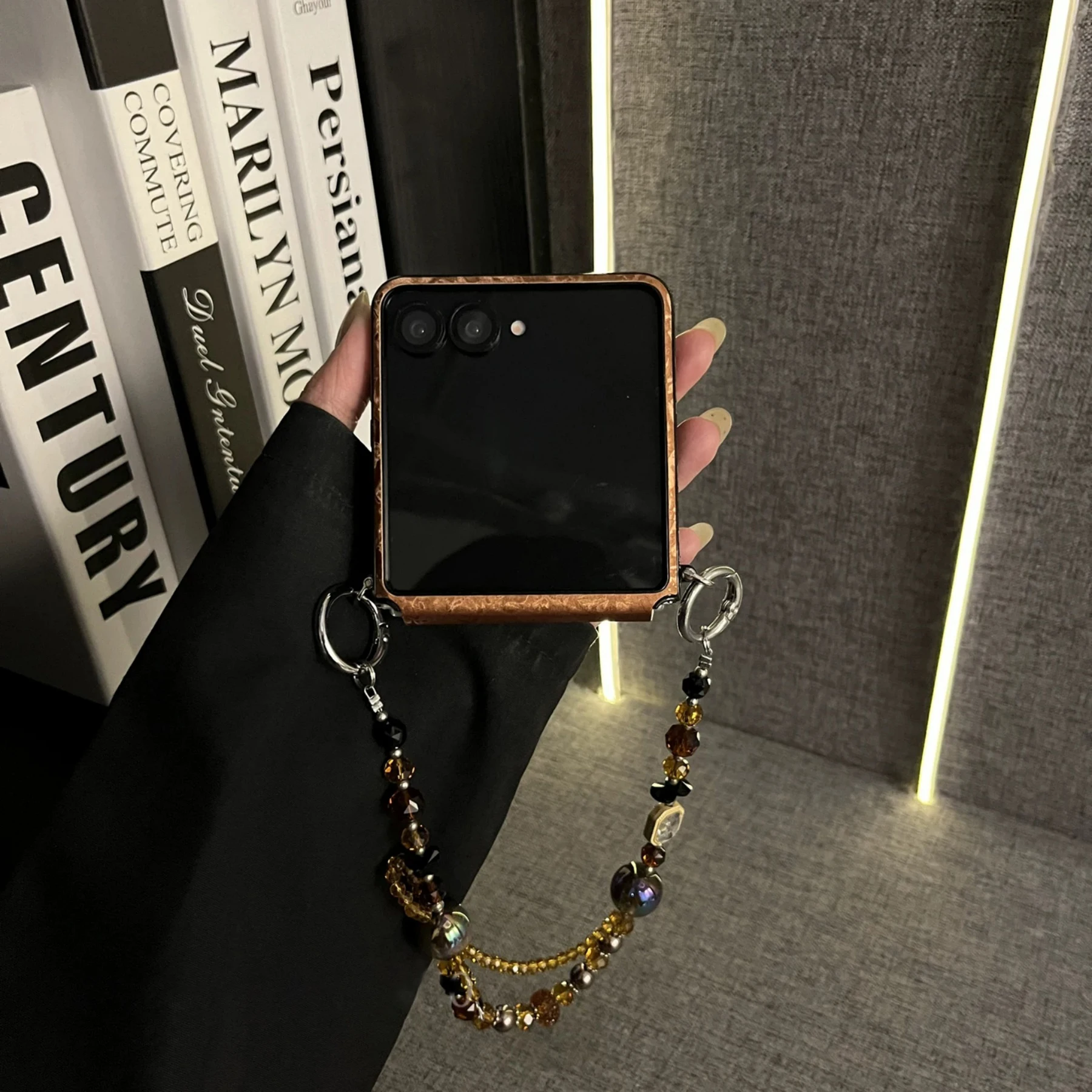 Retro Luxury Magnetic Shell Pattern Case with Beaded Bracelet Chain Back Cover