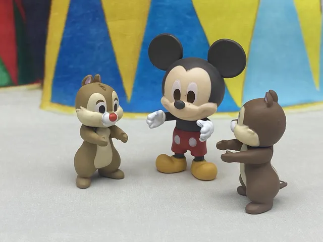 마법과 모험의 세계로 여러분을 안내하는 반다이의 정품 미키와 친구 도널드 덕 액션 피규어