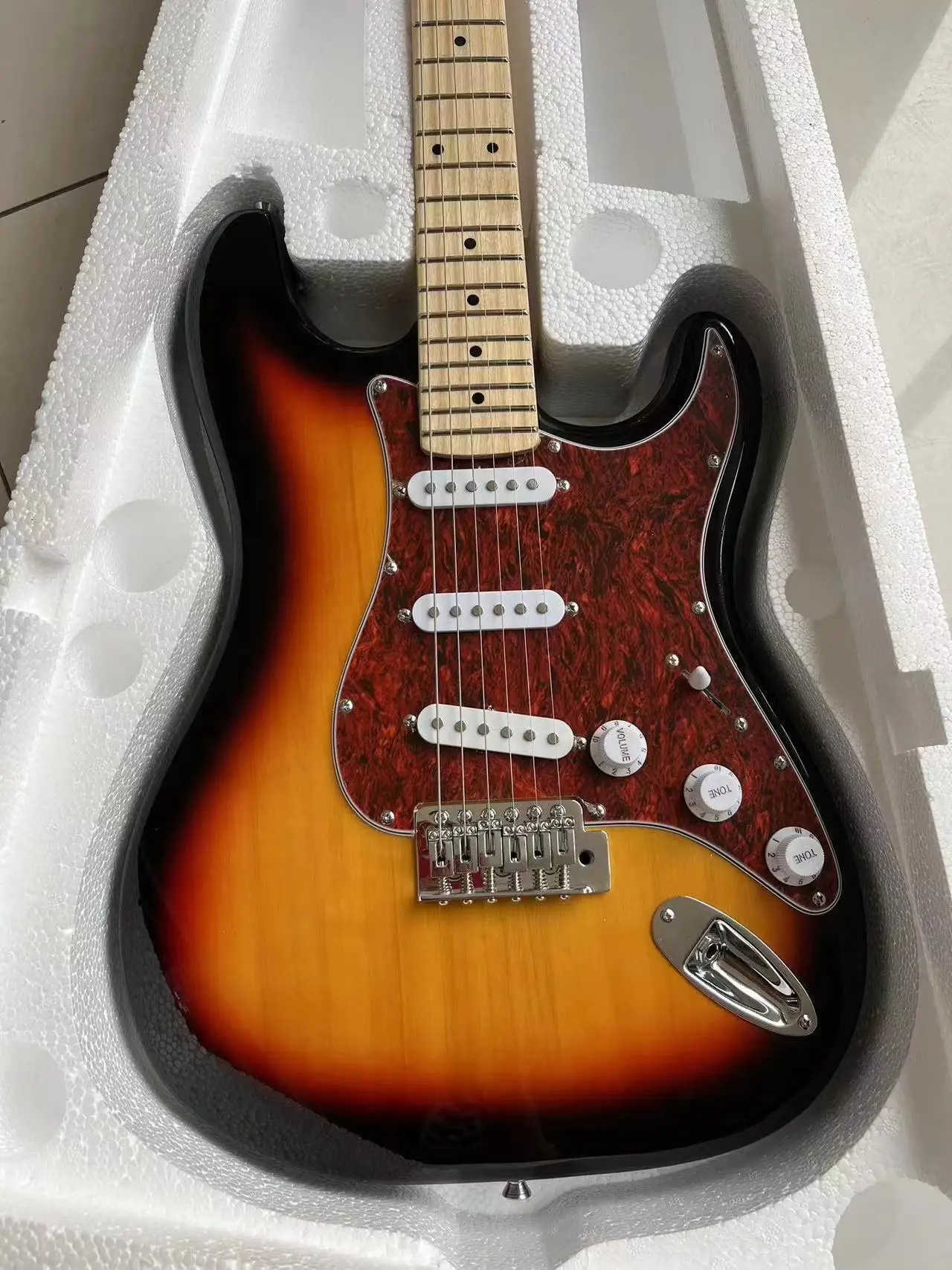 

Factory outlet fast delivery the top quality Maple wood stratocaste-r custom body 6 string Electric Guitar have in stock DDYRES