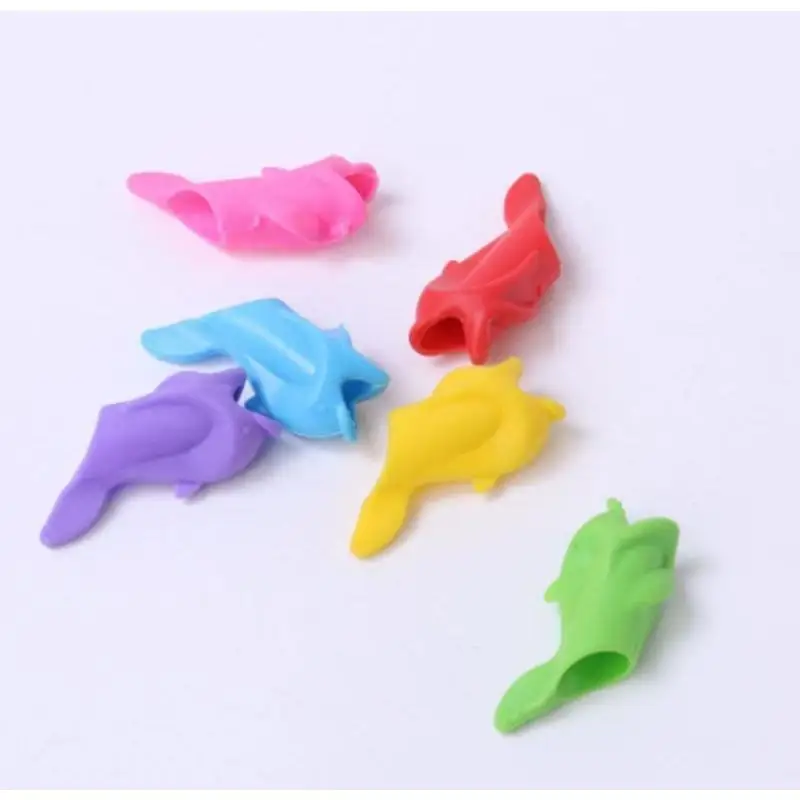 4PCS 학생 쓰기 그립 교정기 어린이 젤 펜 그립 마법의 도구 작은 물고기 실리콘 펜 슬리브 무작위 색상