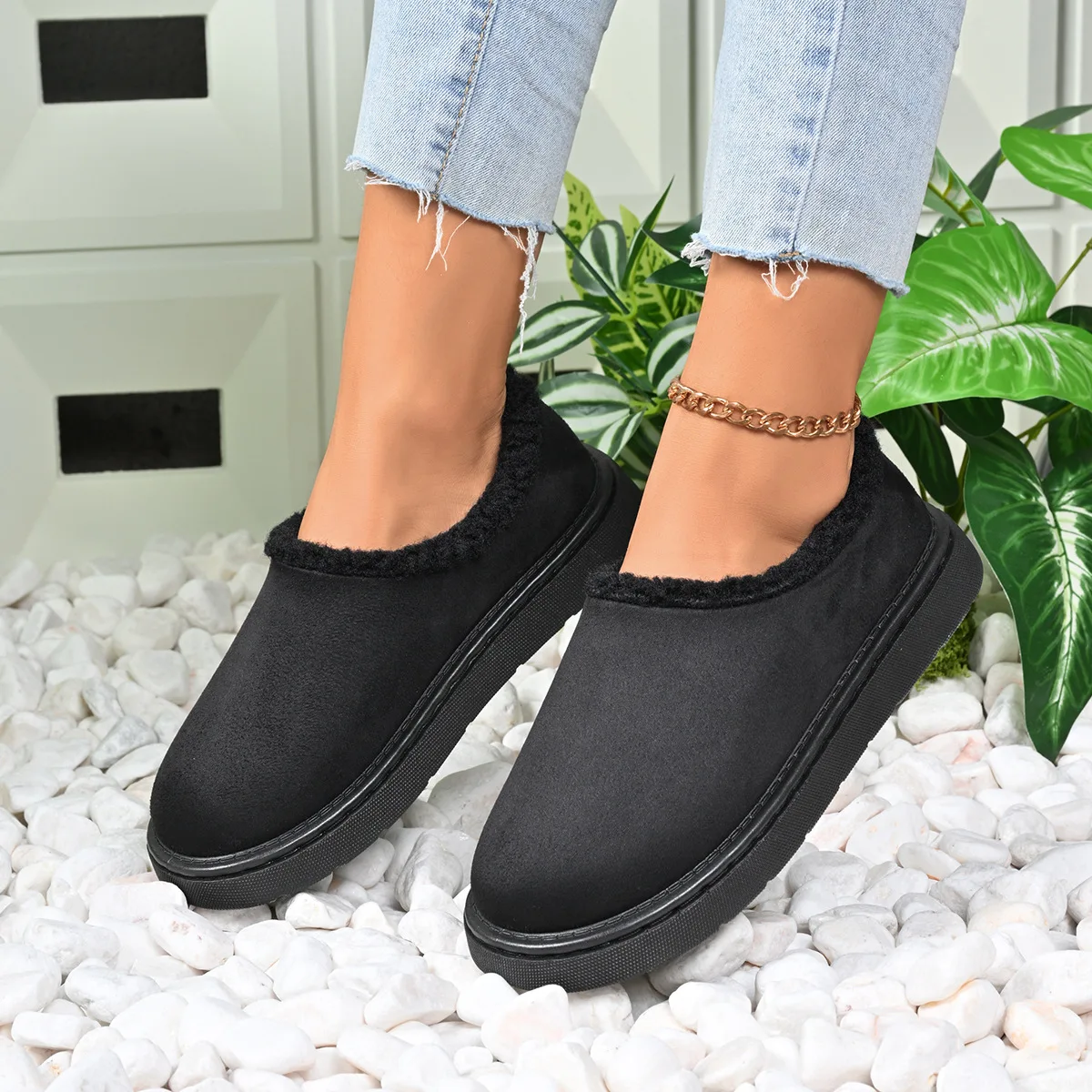 New Low-heeled, Fleece Snow Boots for Women, Round-toed, Flat, Fashionable and Warm Cotton Shoes for Women in Autumn 2025