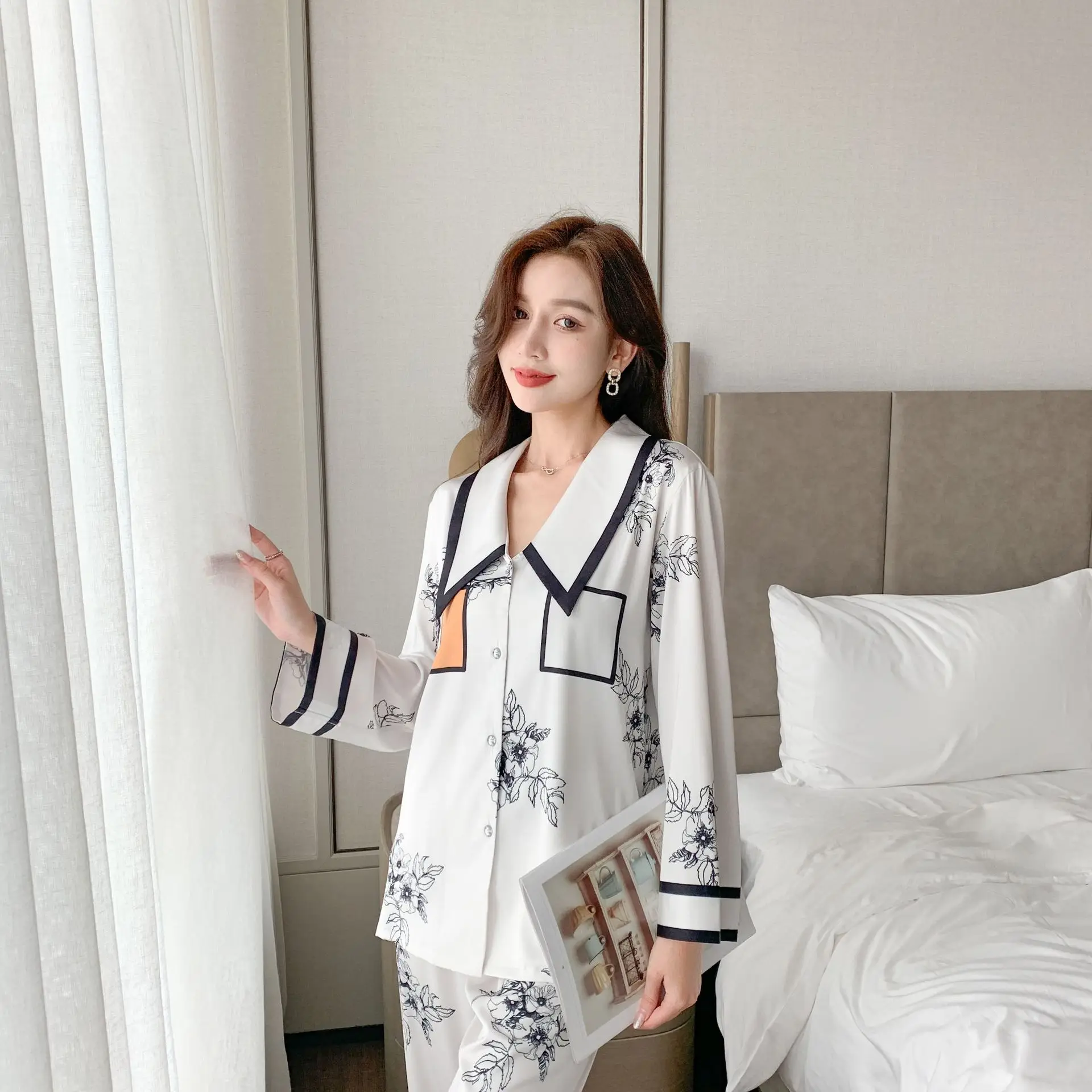 Fashionable new spring and autumn pajamas, women's cool feeling, ice silk thin long sleeved set, French retro home clothing