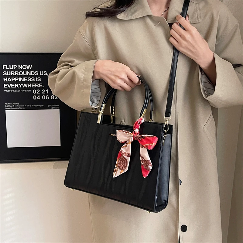 

Ladies Exquisite Workmanship Soft And Comfortable Zipper Open And Close Shopping Shopping Commuting Shoulder Bag
