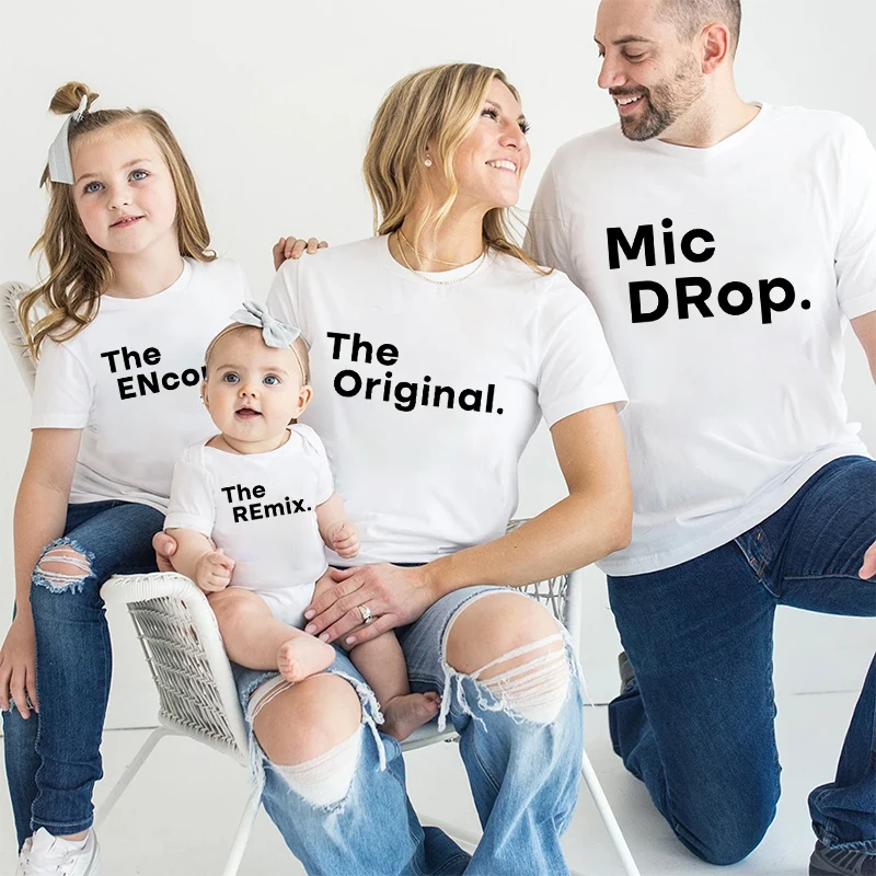 thumbnail image 2 of Conjunto familiar con letras creativas, camisetas a juego con estampado de The Original/ENcore/REmix, Mic-DRop, papá, mamá, hermanos, mamelucos para bebés, 2 of 5