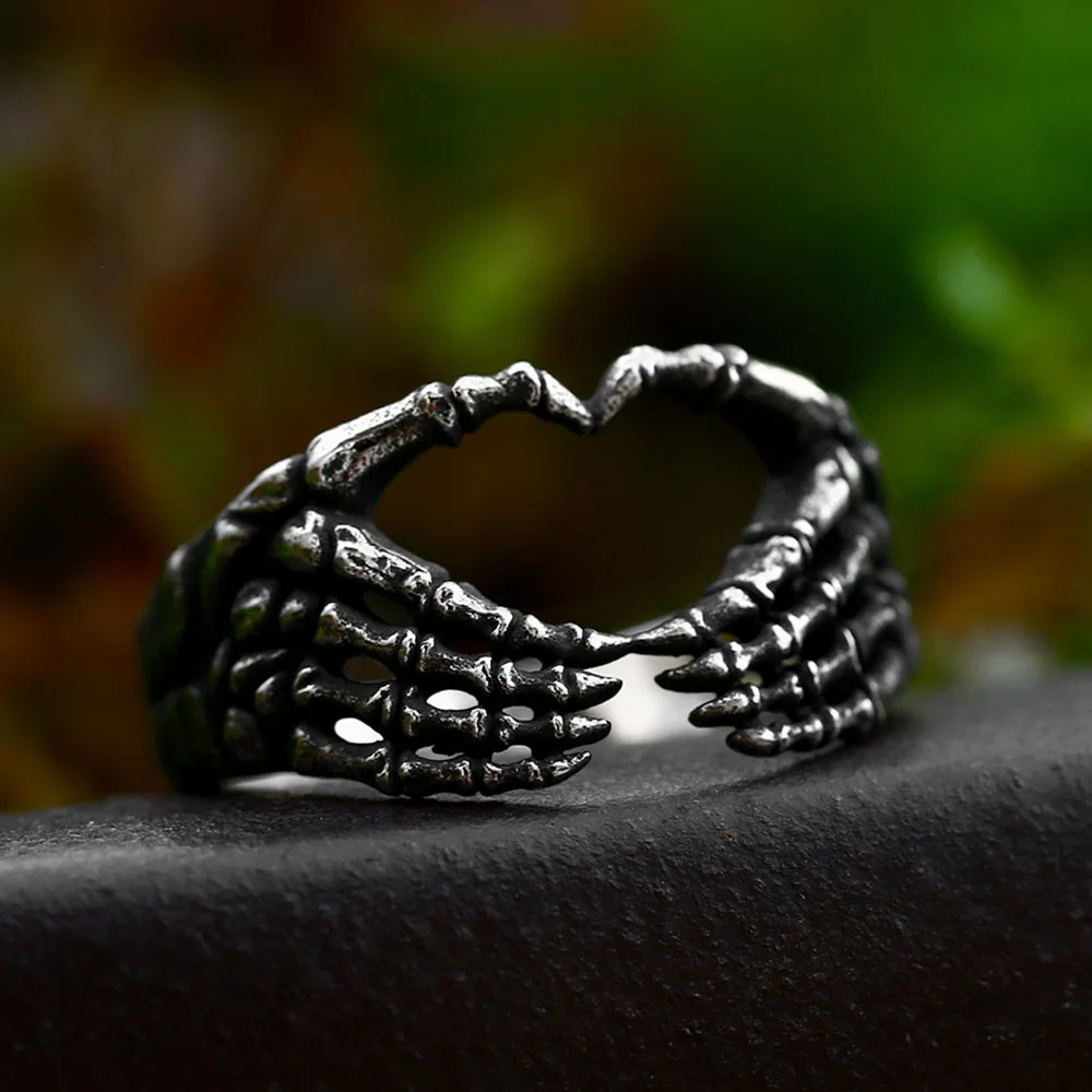 

Vintage Romantic Skull Hand Heart Ring Stainless Steel Men's and Women's Cool Amulet Ring Punk Fashion Jewelry Gift Wholesale