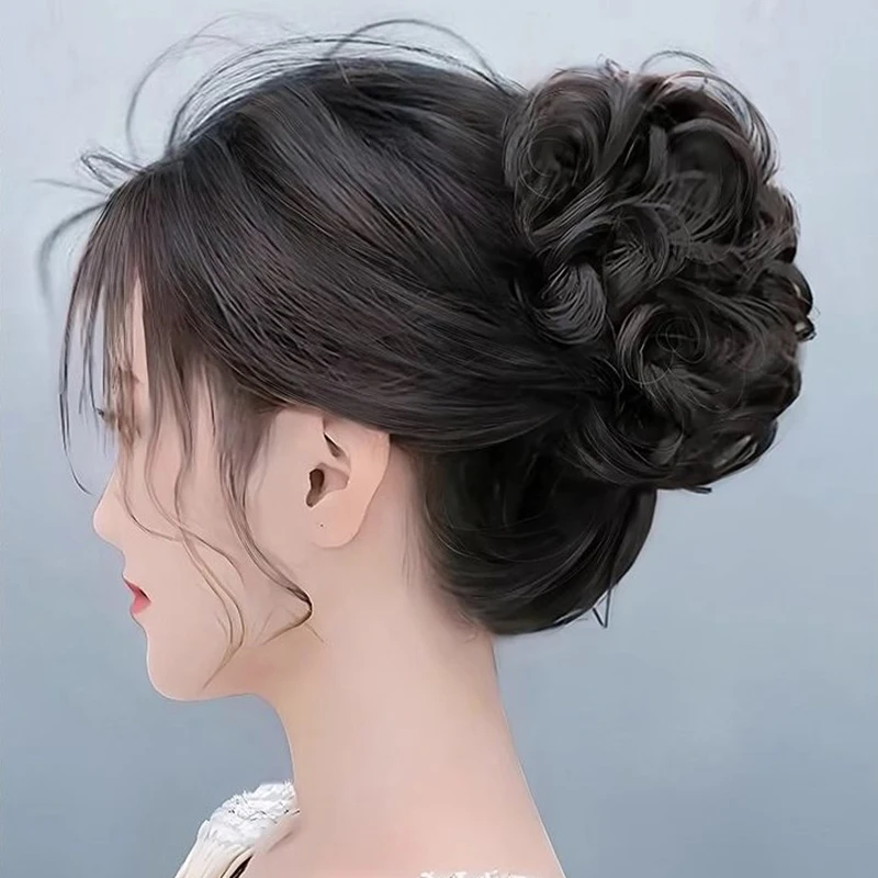 1 Pezzo di Chignon Sintetico Realistico, Parrucca Riccia Disordinata con Clip a Forma di Bocciolo di Fiore, Elastico per Capelli Finti da Donna, in Seta Resistente alle Alte Temperature. - immagine 6