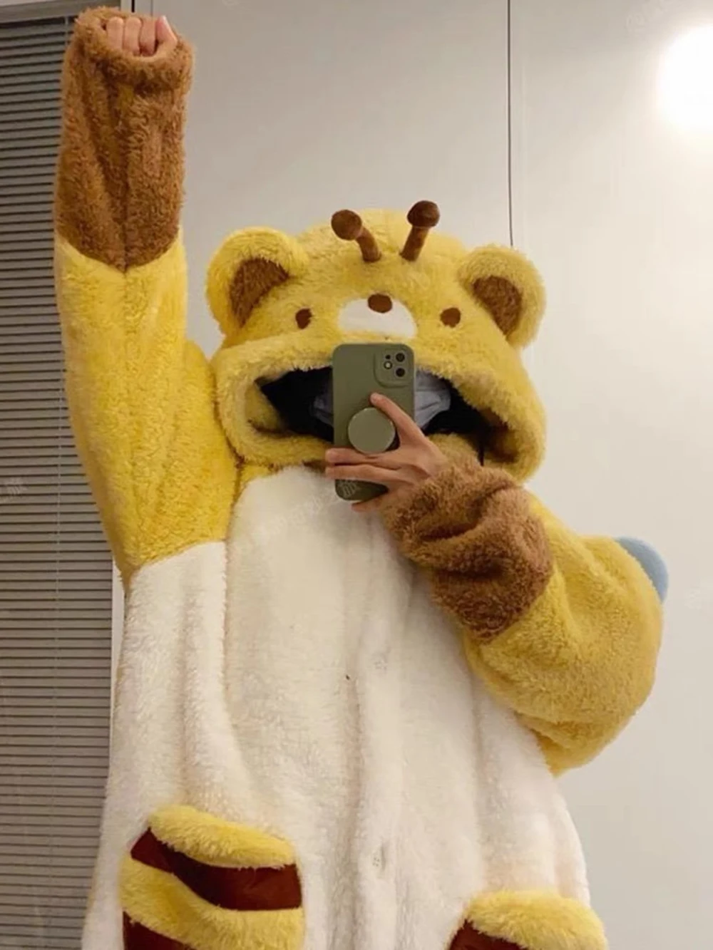 Women Robes Cartoon Bee Animal Nightgowns Honeybee Cosplay Winter Warm Thicken Flannel Sleepwear Hooded Homewear Cute Loungewear