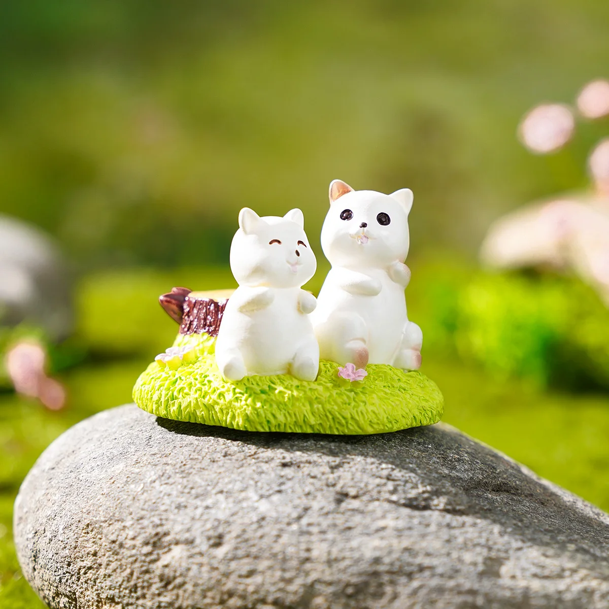 1PC, a cute cartoon two-dog decorative garden statue, suitable for garden micro-landscape decoration and home desktop decoration