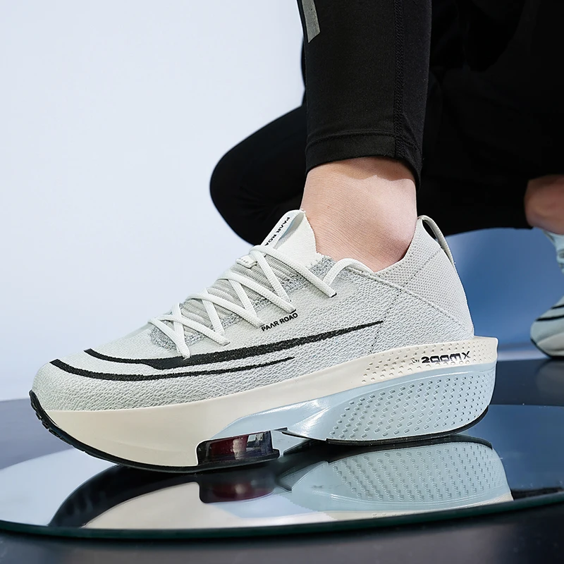 Men's professional marathon running shoes with increased height, cushioning, and walking. Men's casual sports shoes are fashiona
