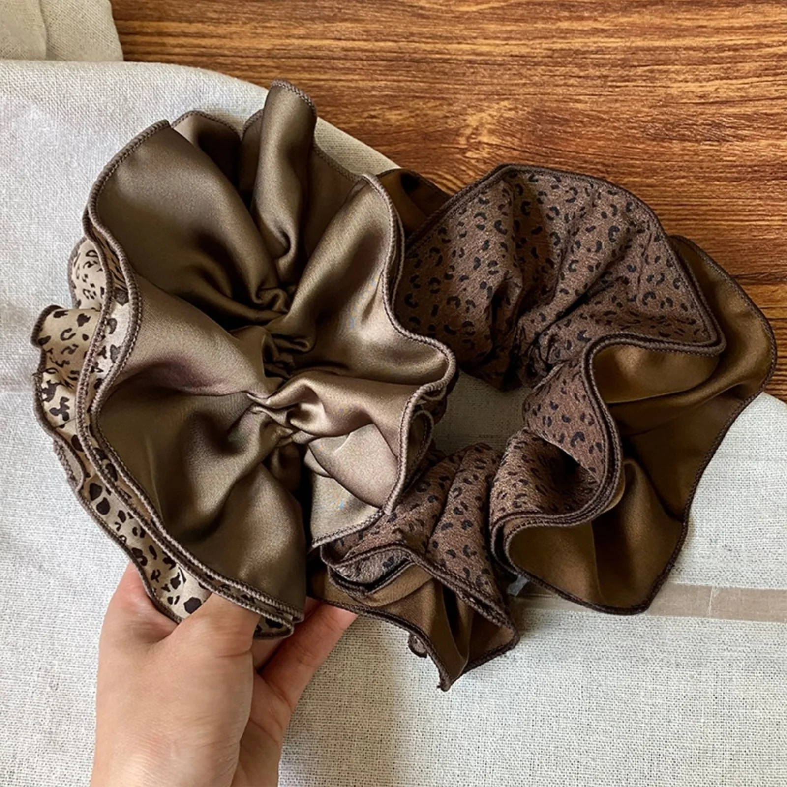 1 STÜCK Hochwertiger Satin-Haargummi mit Leopardenmuster, doppelseitig (A/B-Seite), schmaler Taillen-Haargummi – stilvoller, exquisiter und modischer Haarschmuck – Detail 7