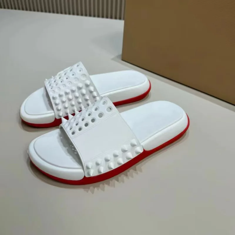 

2024 Trend New Men's Slippers Black Rivet Outdoor Walking Men's Flip-Flops Bathroom Antiskid Casual Fashion Slippers For Men