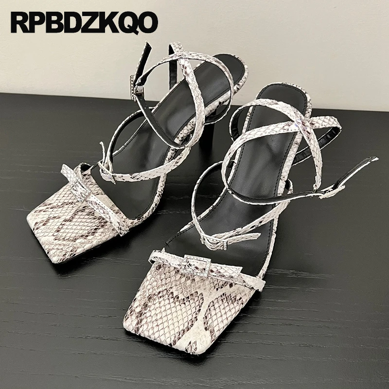 

Сандалии-гладиаторы из змеиной кожи с открытым носком и ремешками