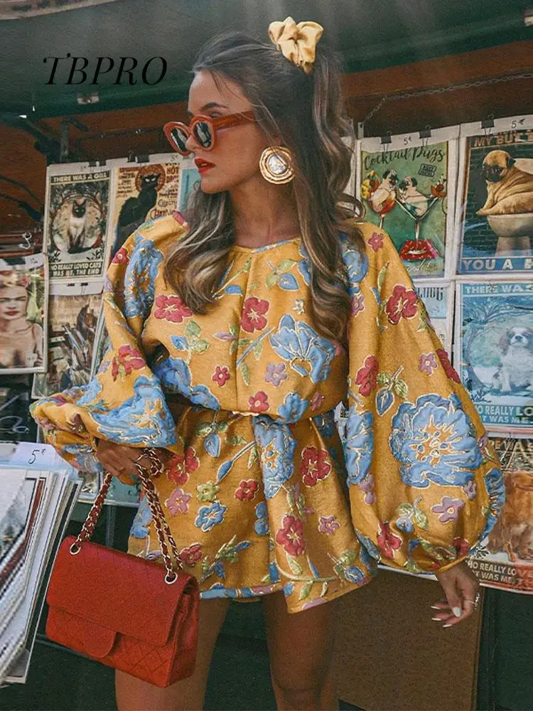 Vestido mini de manga larga Sevila en malla con estampado floral borroso en color burdeos