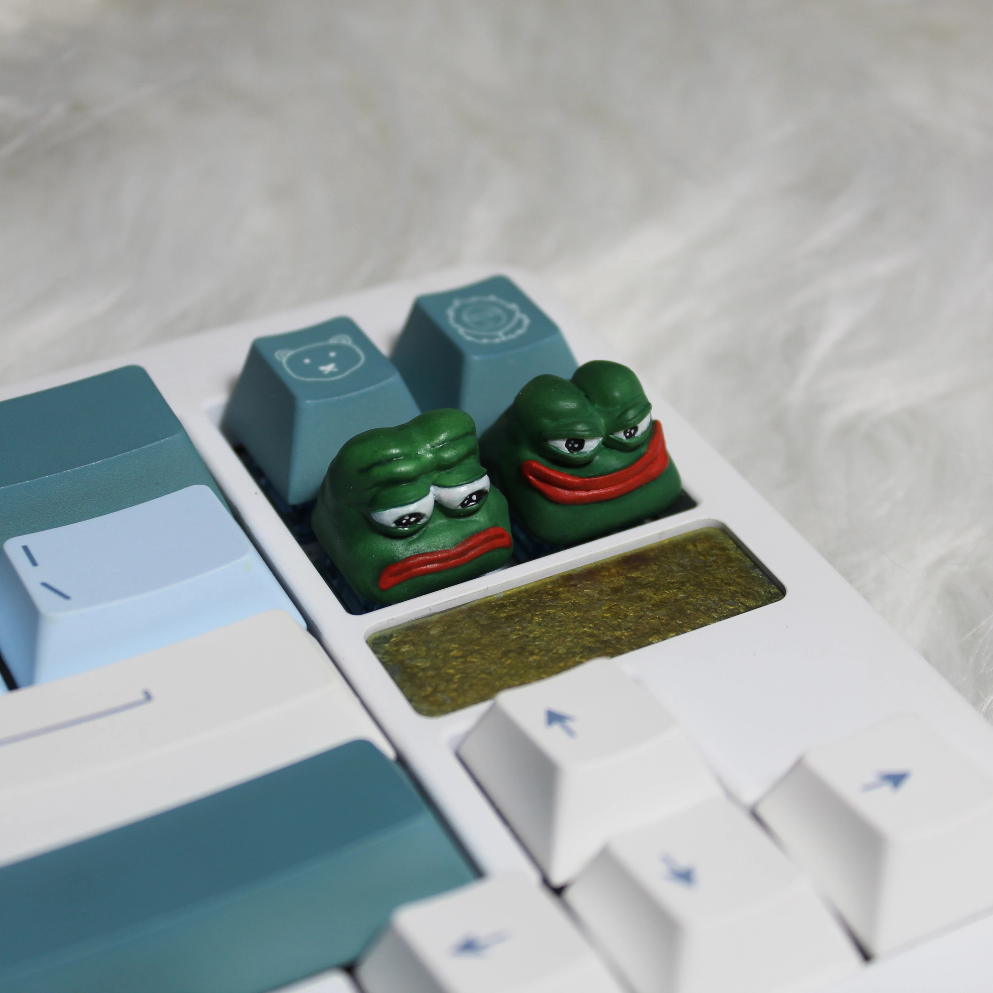 

Sad Frog Resin Keycap Cherry Mx Switch Mechanical Keyboard ESC R4 Cross Axis Button Crying Green Stereo Personalized Keycaps 1pc