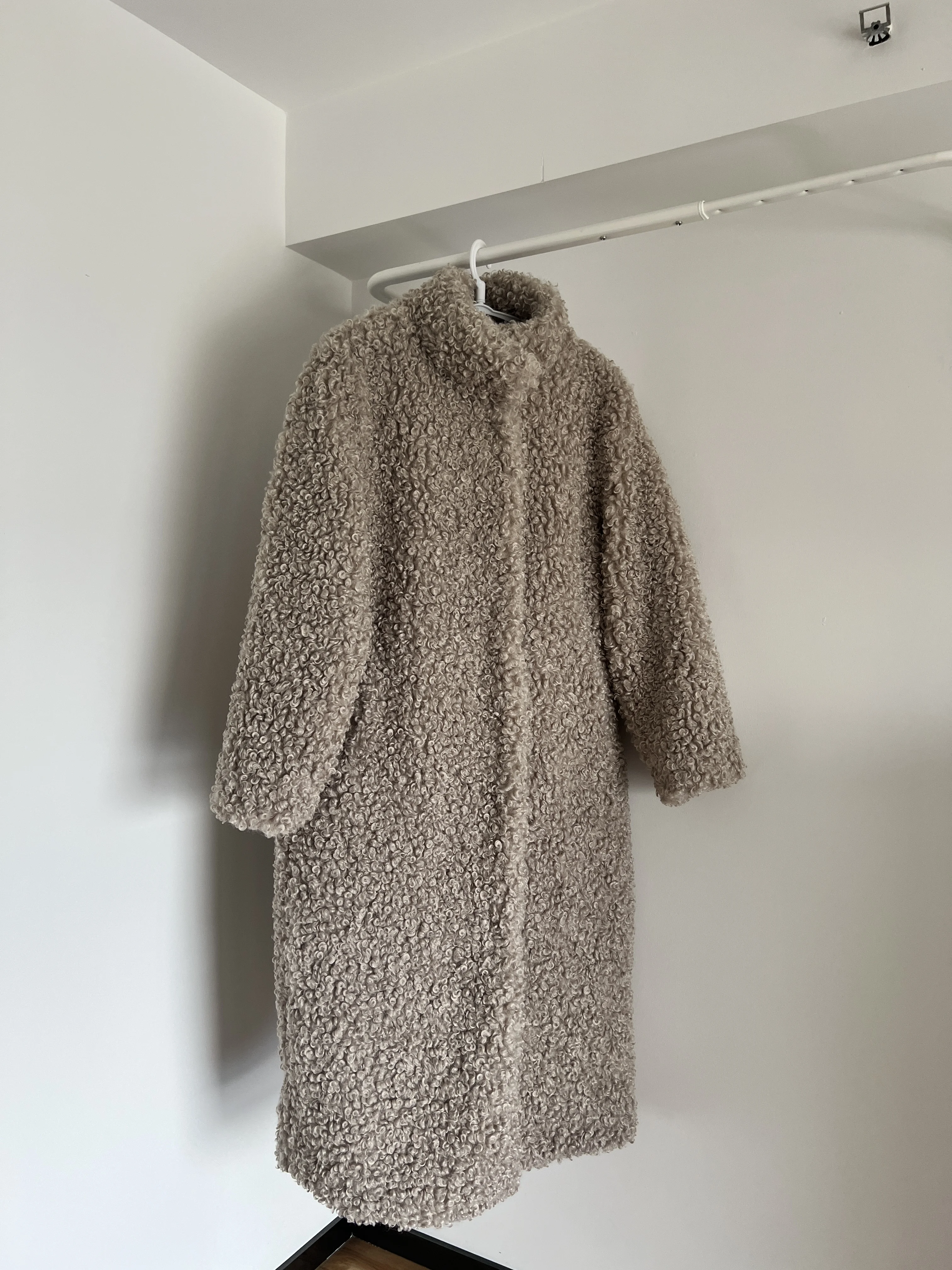 Gray Wool Faux Fur Shearling Long Coat for Women Winter 2025 Winter Fashion Trendy Teddy Maxi Coat Monki Curly Clean Fit Outwear