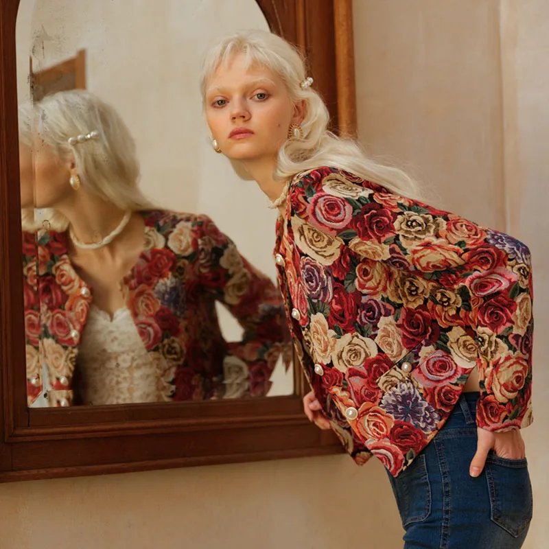 

2023 Early Spring New Vintage Embroidery Print Temperament Short Top Red Coat Girl