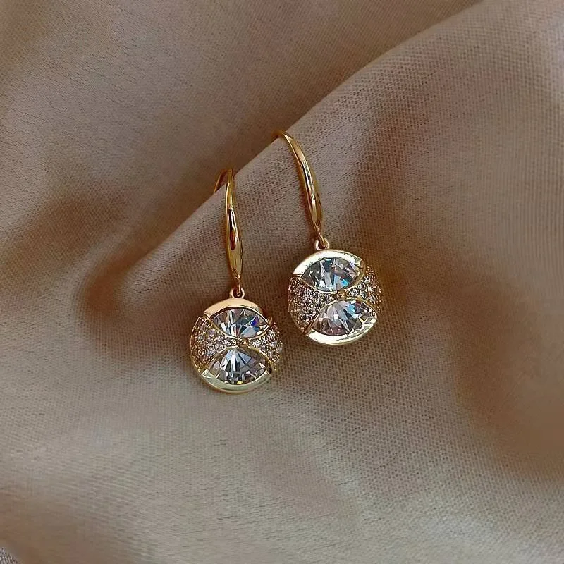 

Серьги-подвески женские ажурные с белым цирконом