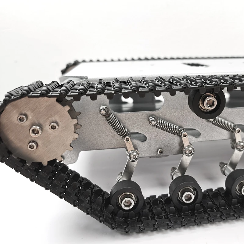 Robot tank chenilles télécommandé Arduino en action, chenilles en mouvement sur un terrain accidenté.