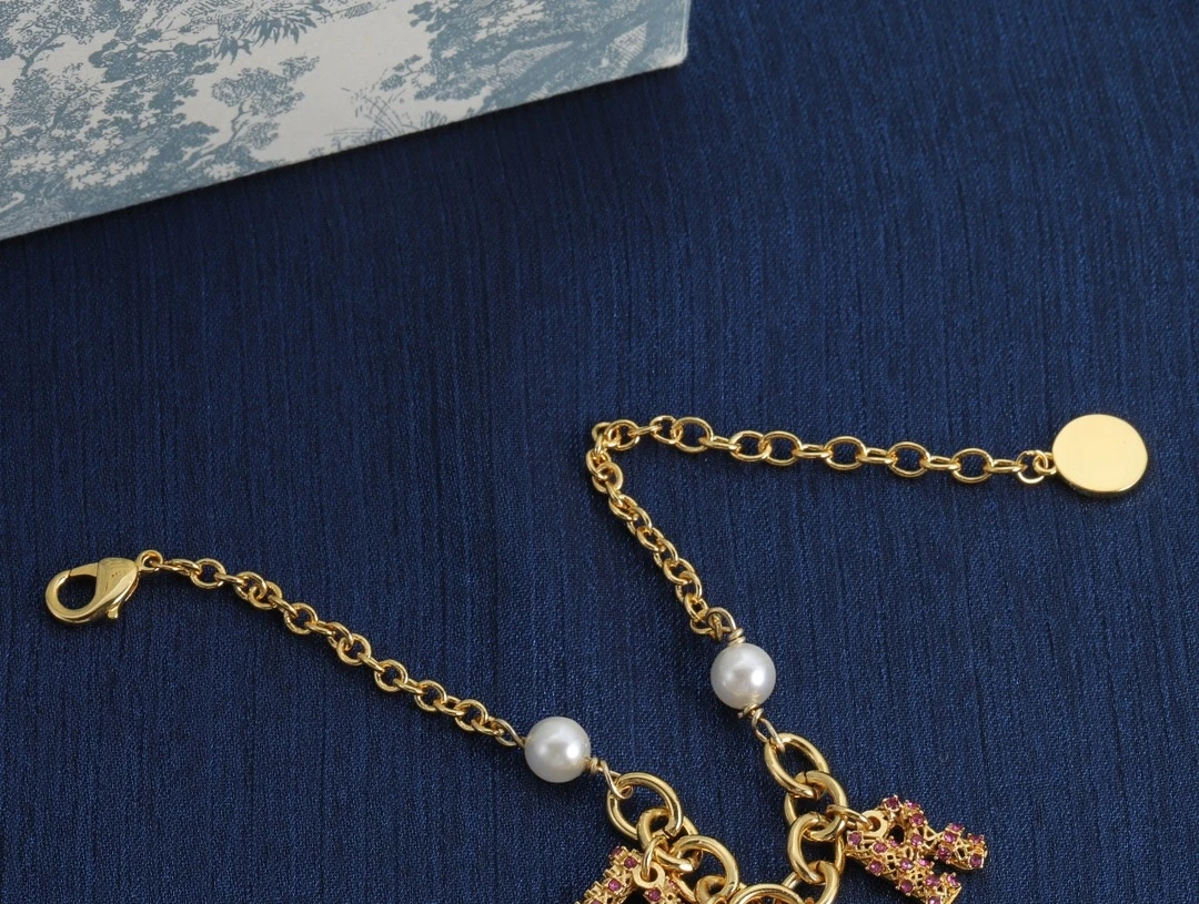 

New retro fashion high-end generous letter pearl bracelet for women