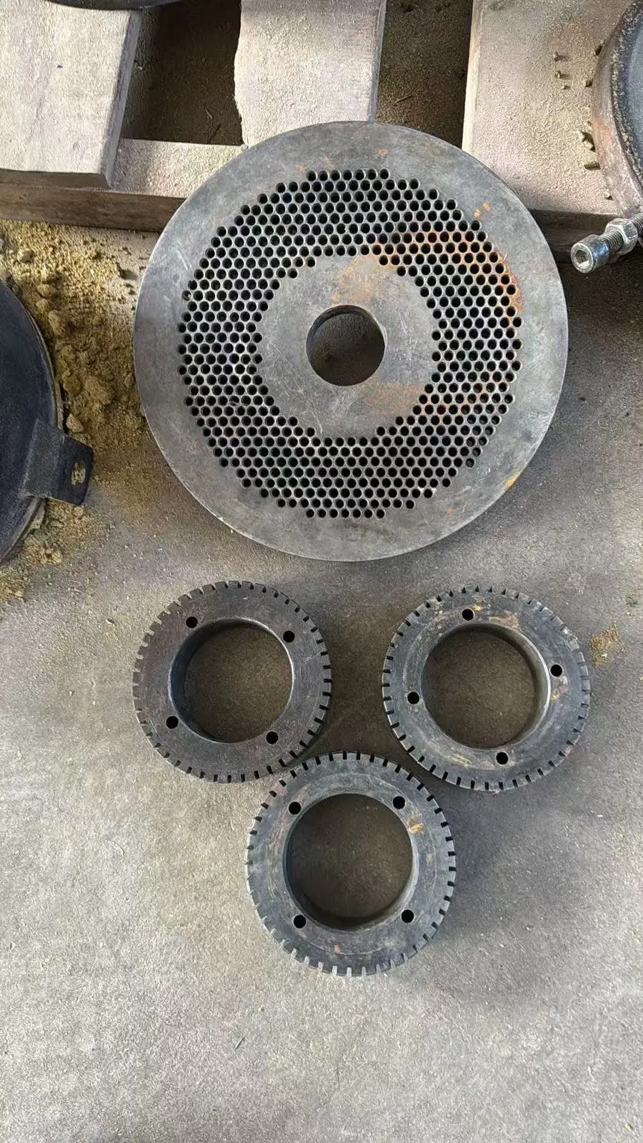 1 die and 3 roller cover shell of MKL229 pellet mill 230 mm diameter 4-6 mm die hole size can be choosen